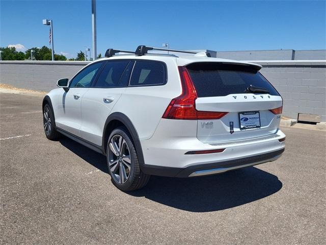 new 2024 Volvo V60 Cross Country car, priced at $54,597