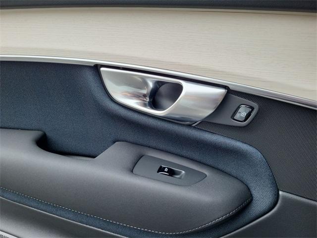 new 2025 Volvo XC90 car, priced at $70,594