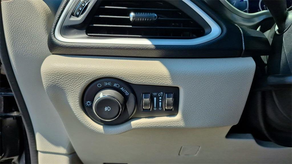 used 2024 Chrysler Pacifica car, priced at $28,140