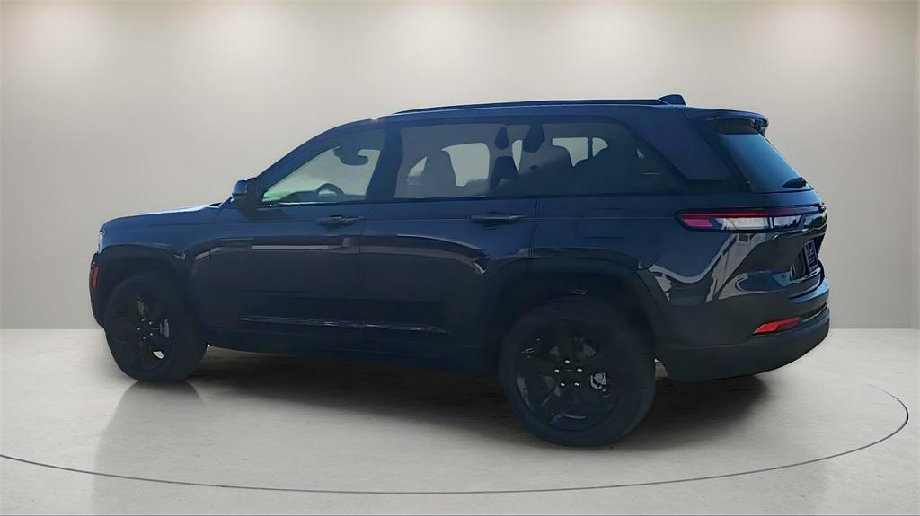 new 2024 Jeep Grand Cherokee car, priced at $38,000