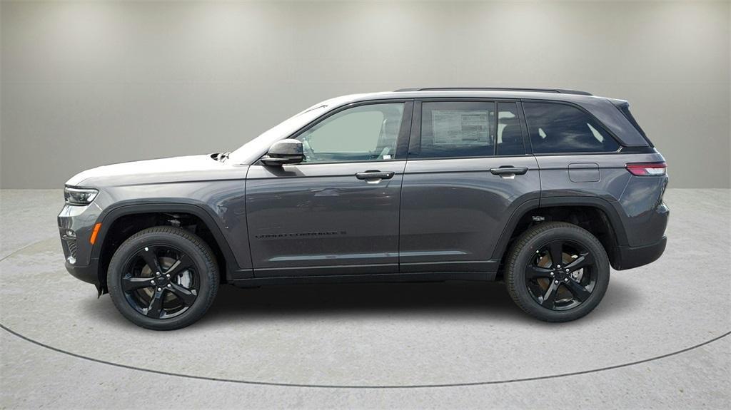 new 2025 Jeep Grand Cherokee car, priced at $42,000