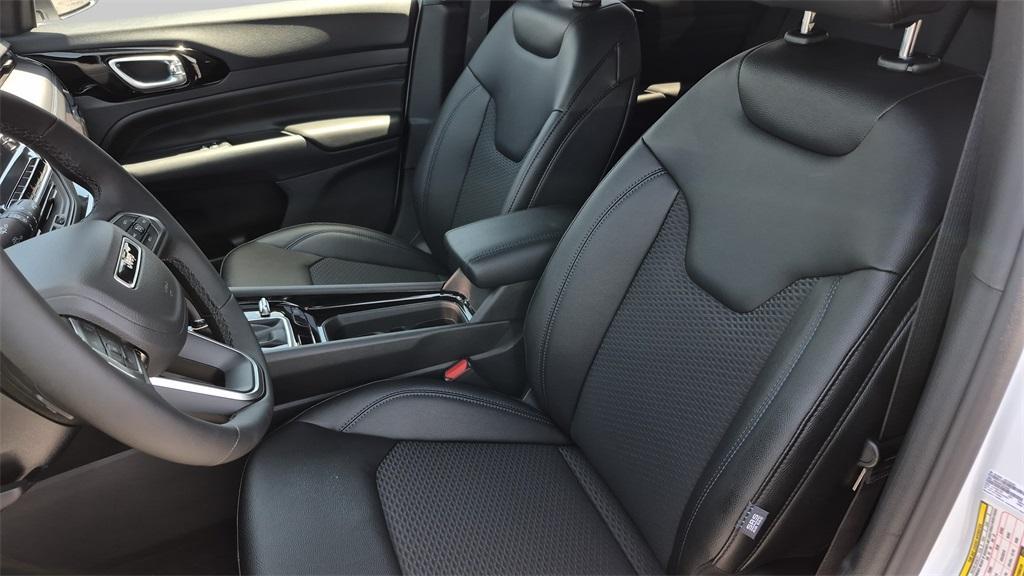 new 2025 Jeep Compass car, priced at $27,000