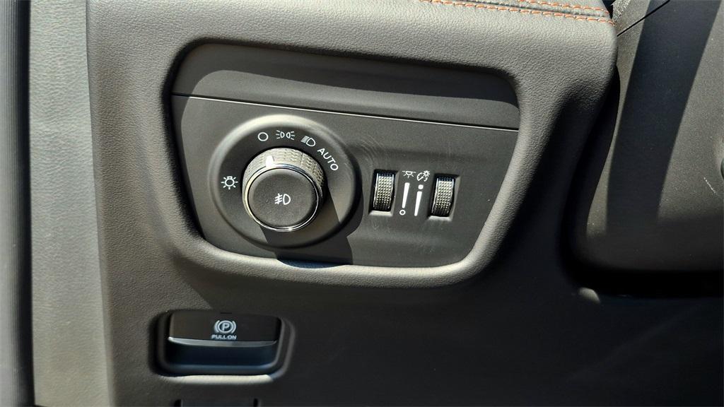 new 2025 Jeep Grand Cherokee car, priced at $64,275