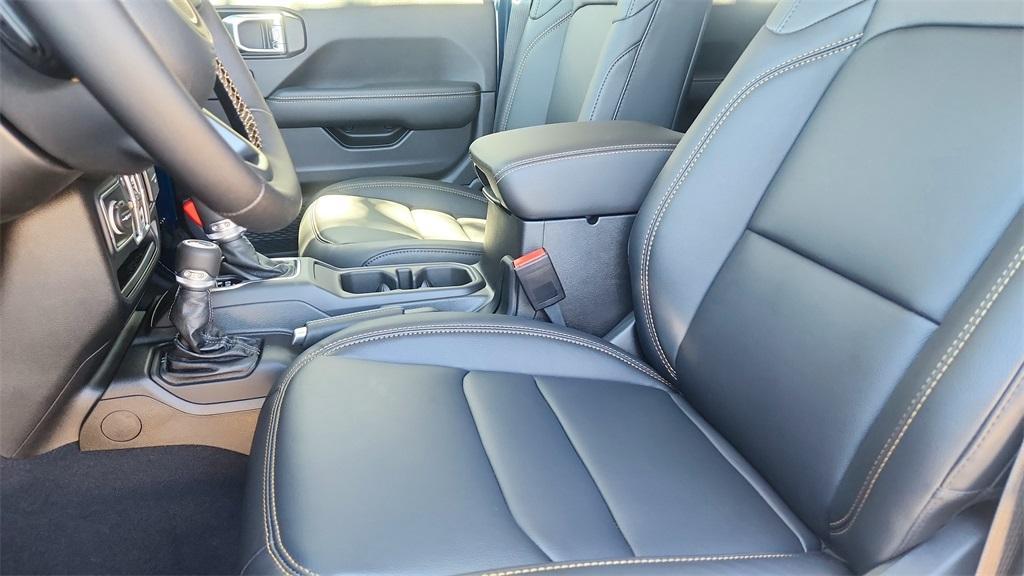 new 2025 Jeep Gladiator car, priced at $41,641