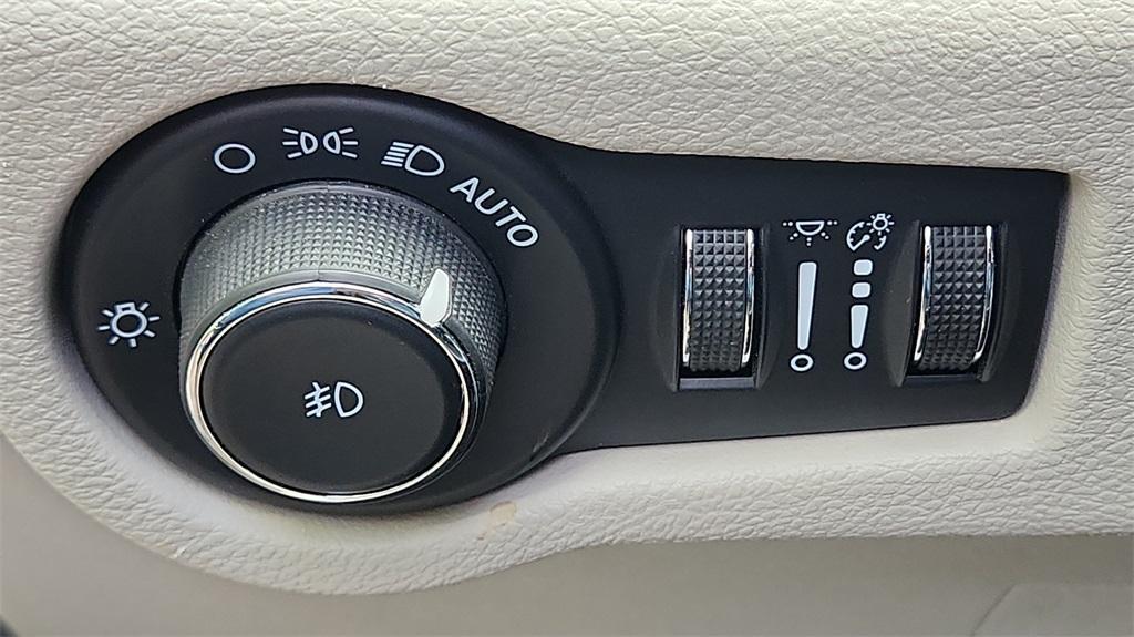 used 2023 Chrysler Pacifica Hybrid car, priced at $25,000