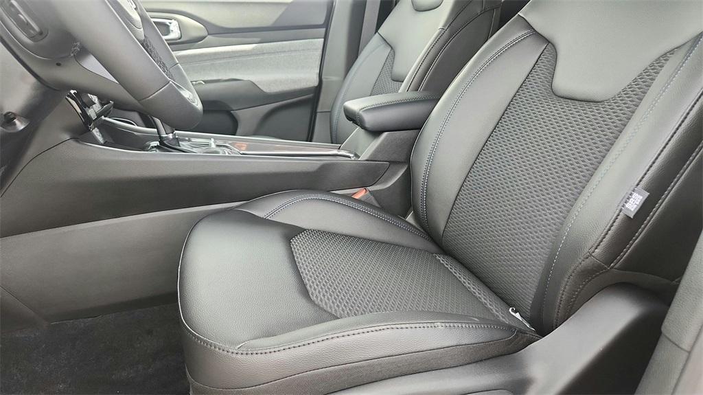 new 2025 Jeep Compass car, priced at $25,000