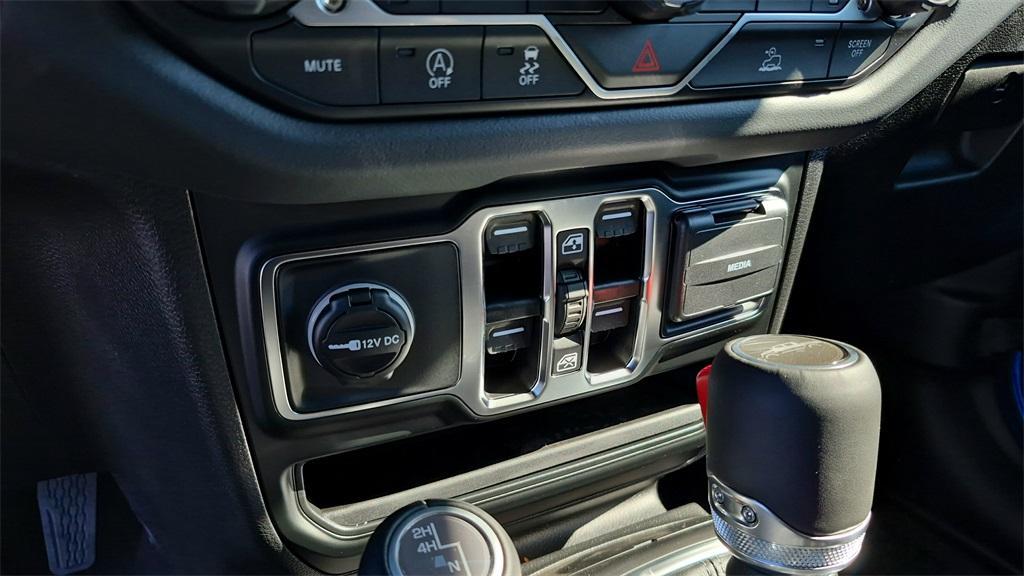 new 2025 Jeep Gladiator car, priced at $45,096