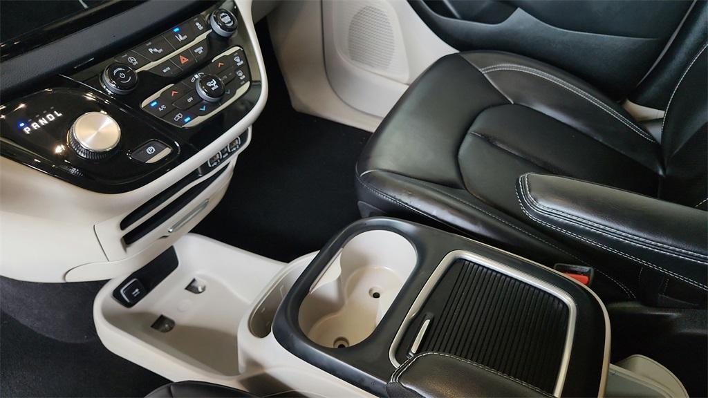 used 2023 Chrysler Pacifica car, priced at $22,000