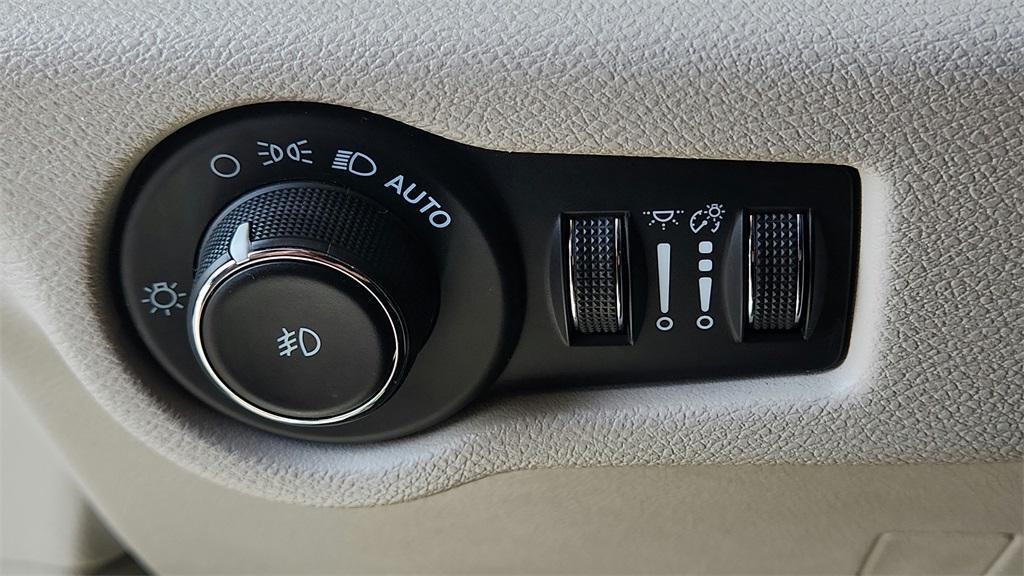 used 2023 Chrysler Pacifica car, priced at $22,000