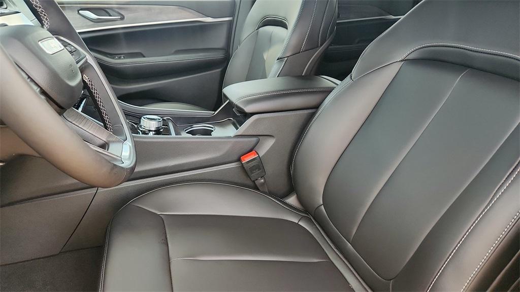 new 2025 Jeep Grand Cherokee car, priced at $42,000