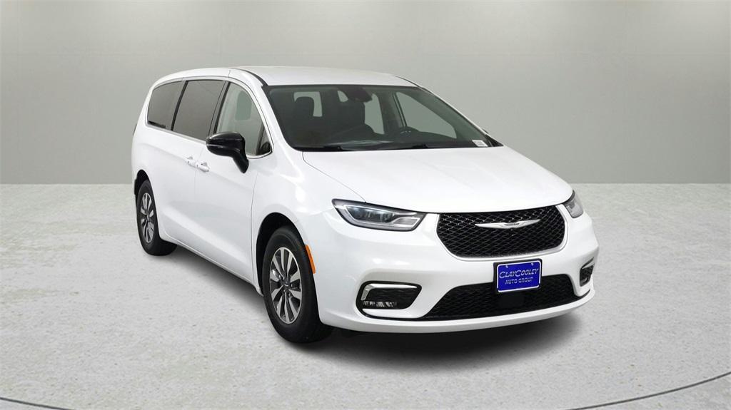 new 2024 Chrysler Pacifica Hybrid car