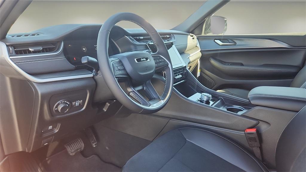 new 2025 Jeep Grand Cherokee L car, priced at $38,000