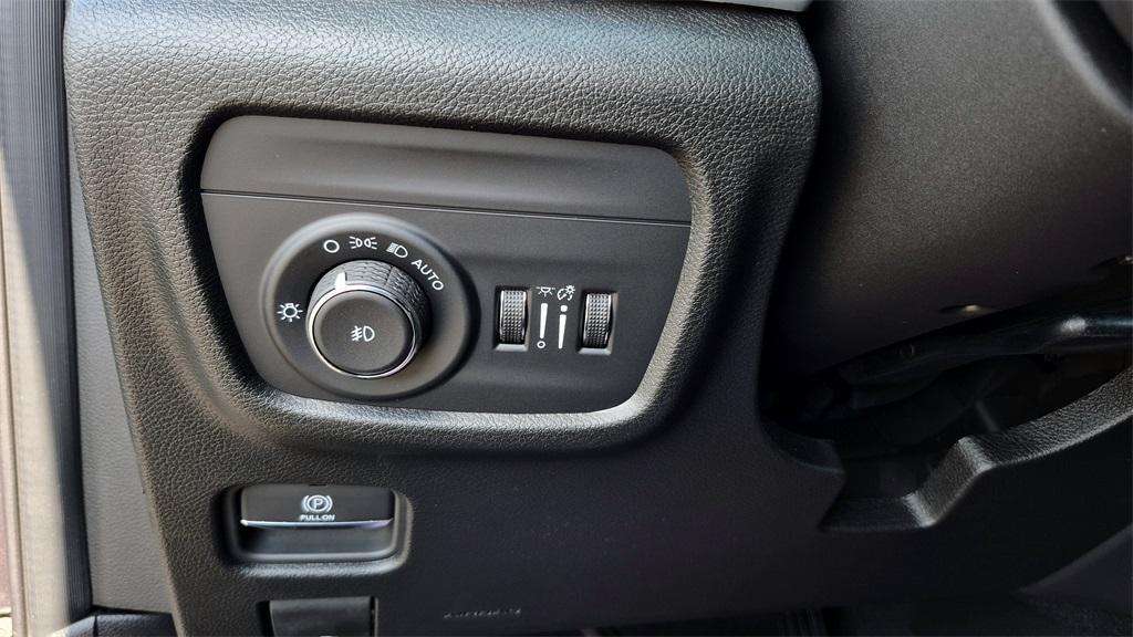 new 2025 Jeep Grand Cherokee car, priced at $43,900