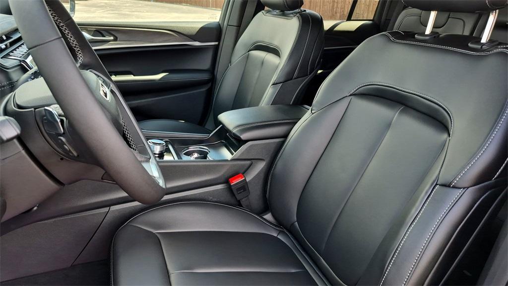 new 2025 Jeep Grand Cherokee car, priced at $43,900