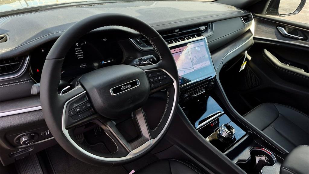 new 2025 Jeep Grand Cherokee car, priced at $43,900