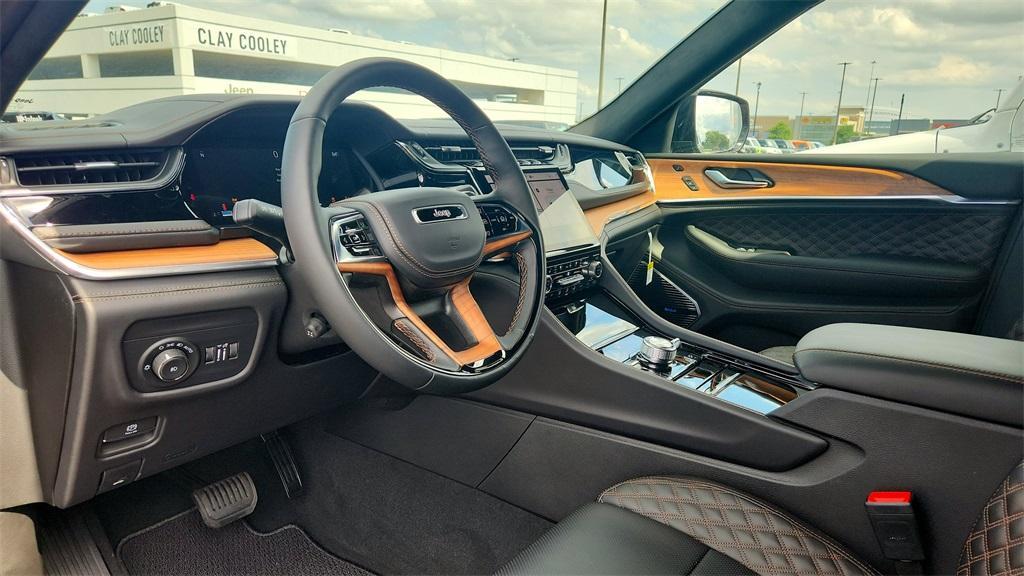 new 2025 Jeep Grand Cherokee car, priced at $60,000