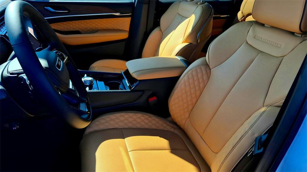 new 2025 Jeep Grand Cherokee car, priced at $61,980