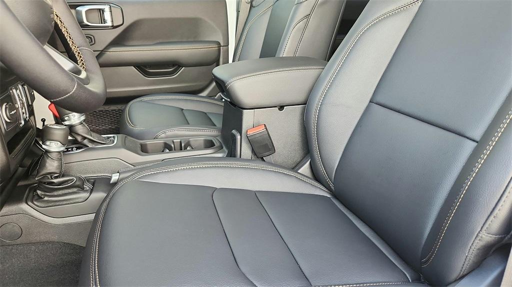 new 2025 Jeep Gladiator car, priced at $44,340