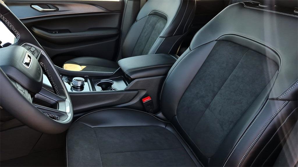 new 2025 Jeep Grand Cherokee car, priced at $45,701