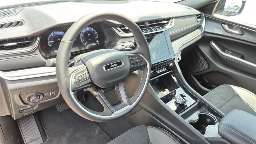new 2025 Jeep Grand Cherokee car, priced at $37,000