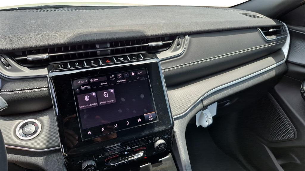 new 2025 Jeep Grand Cherokee car, priced at $37,000