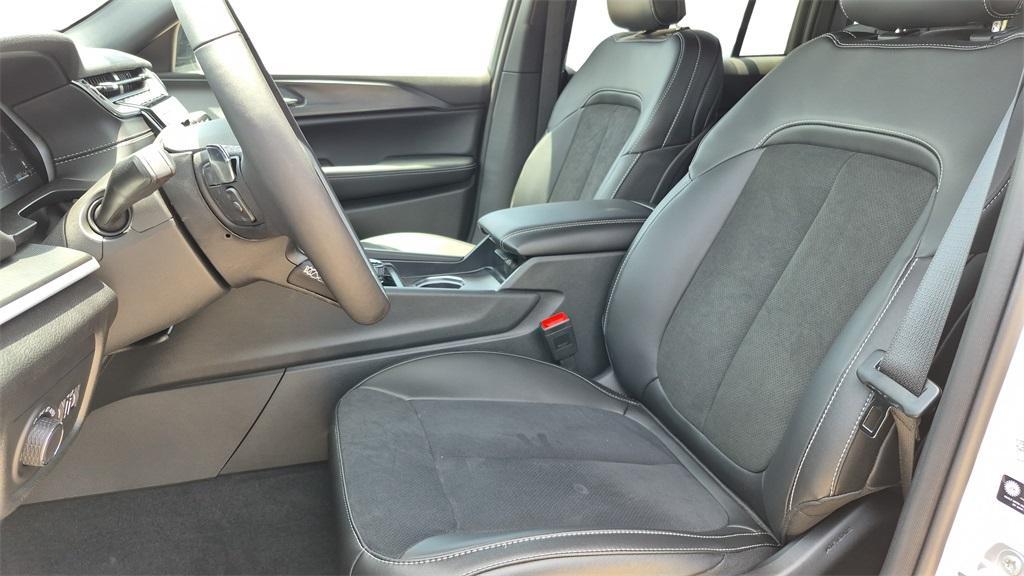 new 2025 Jeep Grand Cherokee car, priced at $37,000