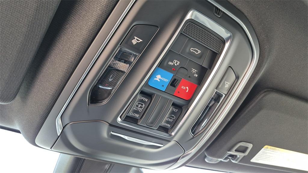 new 2025 Jeep Grand Cherokee car, priced at $37,000