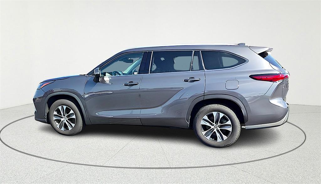 used 2022 Toyota Highlander car, priced at $32,170