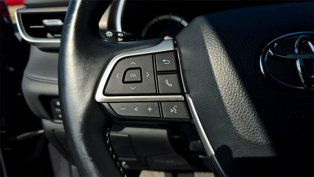 used 2022 Toyota Highlander car, priced at $32,170