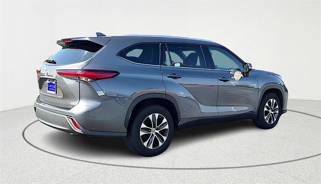 used 2022 Toyota Highlander car, priced at $32,170