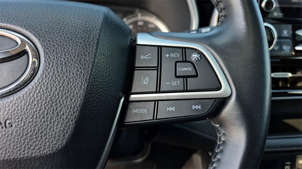 used 2022 Toyota Highlander car, priced at $32,170