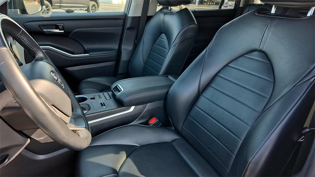 used 2022 Toyota Highlander car, priced at $32,170