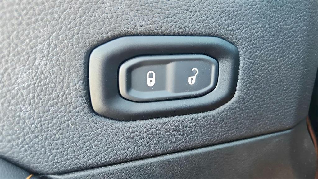 new 2025 Jeep Wrangler car, priced at $45,707