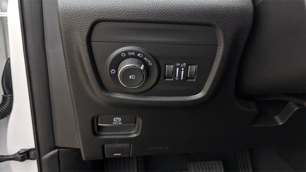 new 2025 Jeep Grand Cherokee car, priced at $42,000