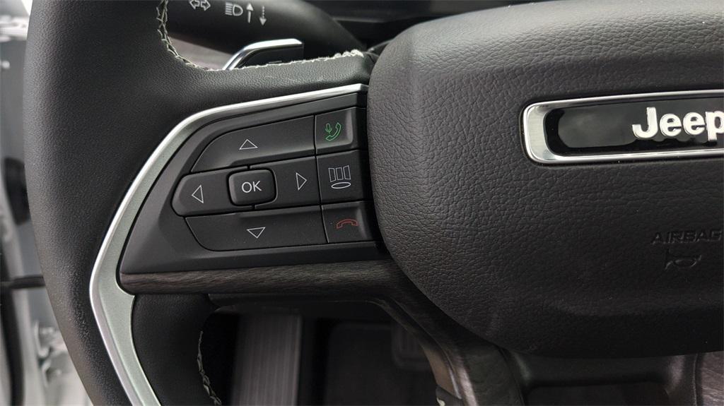new 2025 Jeep Grand Cherokee car, priced at $42,000