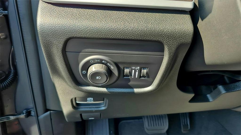 new 2025 Jeep Grand Cherokee car, priced at $43,610