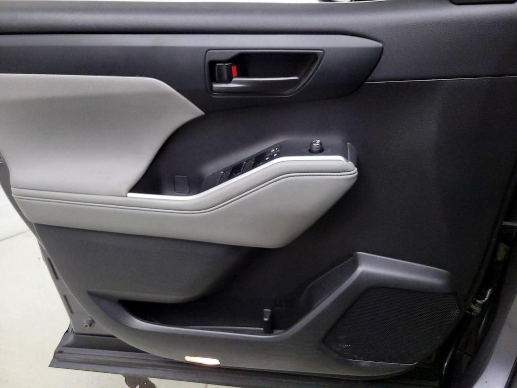used 2022 Toyota Highlander car, priced at $32,998
