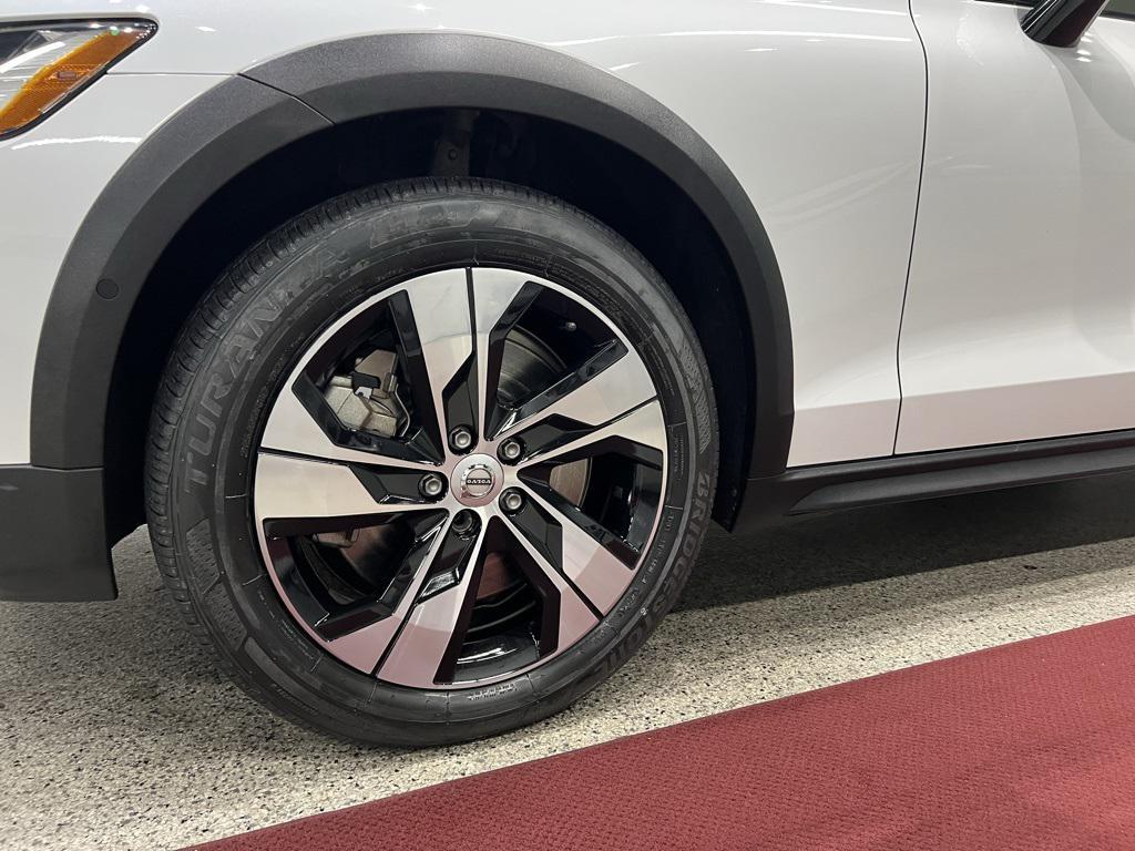 used 2020 Volvo V60 Cross Country car, priced at $27,277
