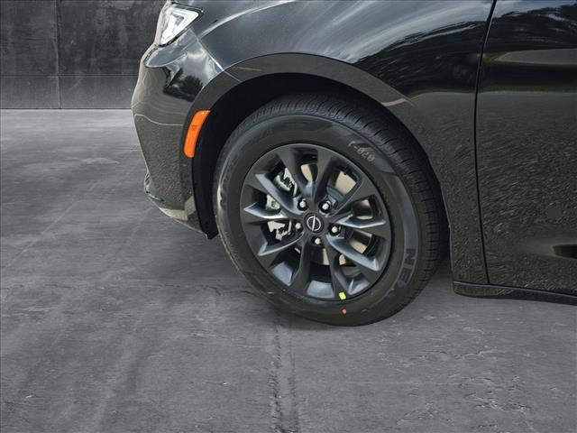 new 2025 Chrysler Pacifica car, priced at $45,457