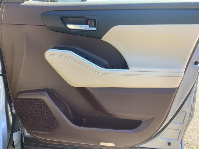 used 2022 Toyota Highlander car, priced at $38,399