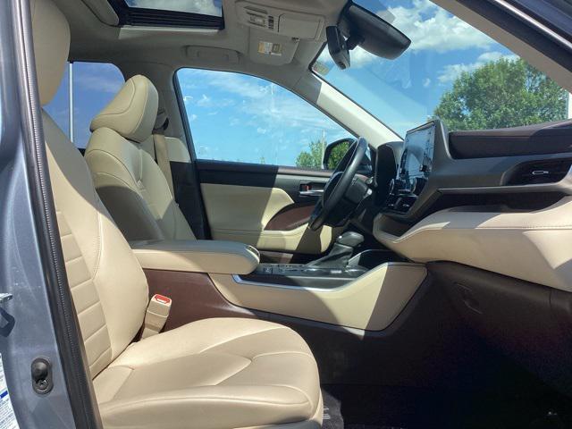 used 2022 Toyota Highlander car, priced at $38,399