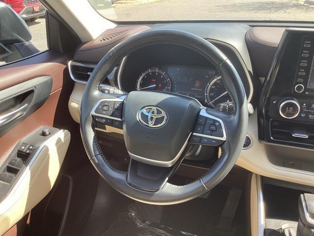 used 2022 Toyota Highlander car, priced at $38,399