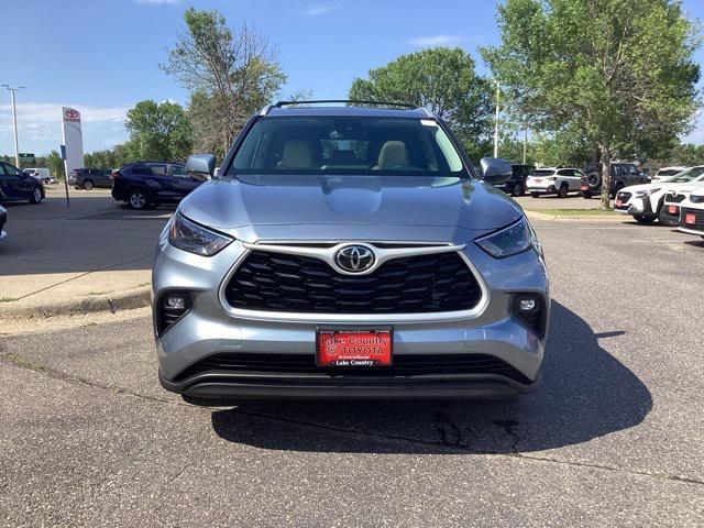 used 2022 Toyota Highlander car, priced at $38,399