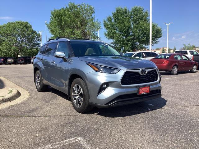 used 2022 Toyota Highlander car, priced at $38,399