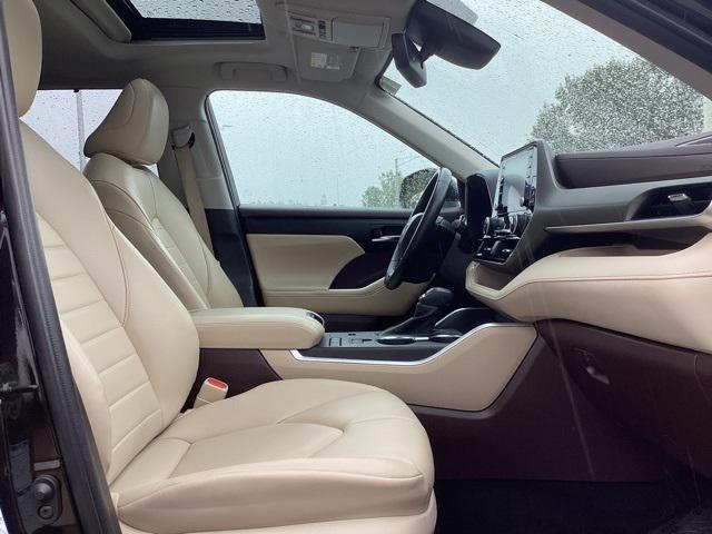 used 2022 Toyota Highlander Hybrid car, priced at $38,998