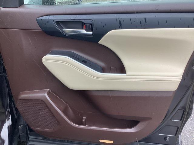 used 2022 Toyota Highlander Hybrid car, priced at $38,998