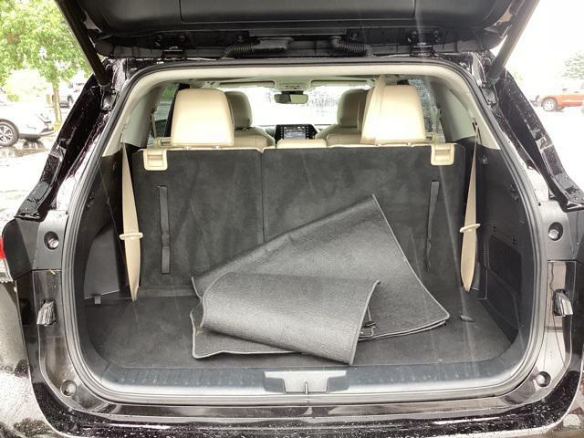 used 2022 Toyota Highlander Hybrid car, priced at $38,998
