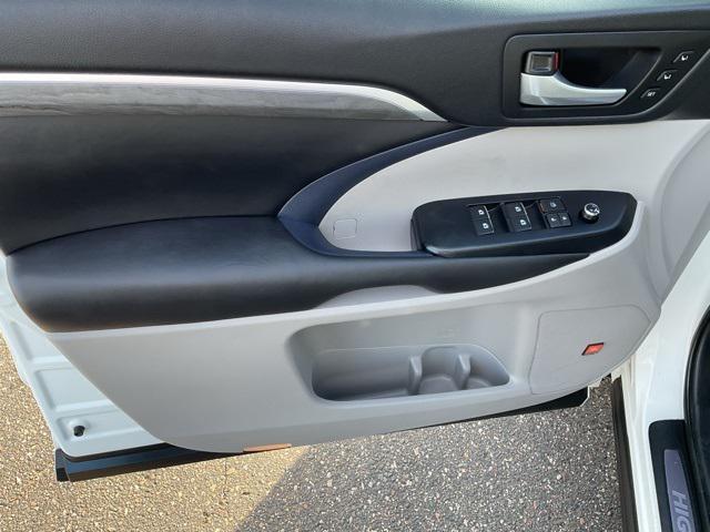 used 2018 Toyota Highlander car, priced at $27,998