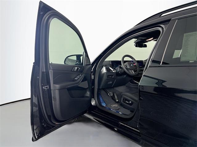 new 2025 BMW X7 car, priced at $115,070