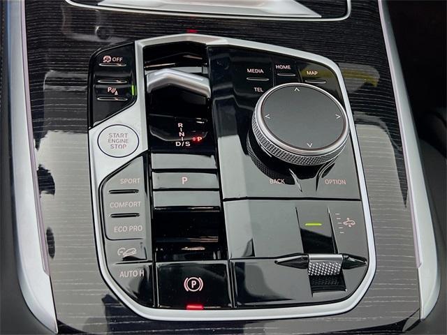 new 2025 BMW X7 car, priced at $115,070